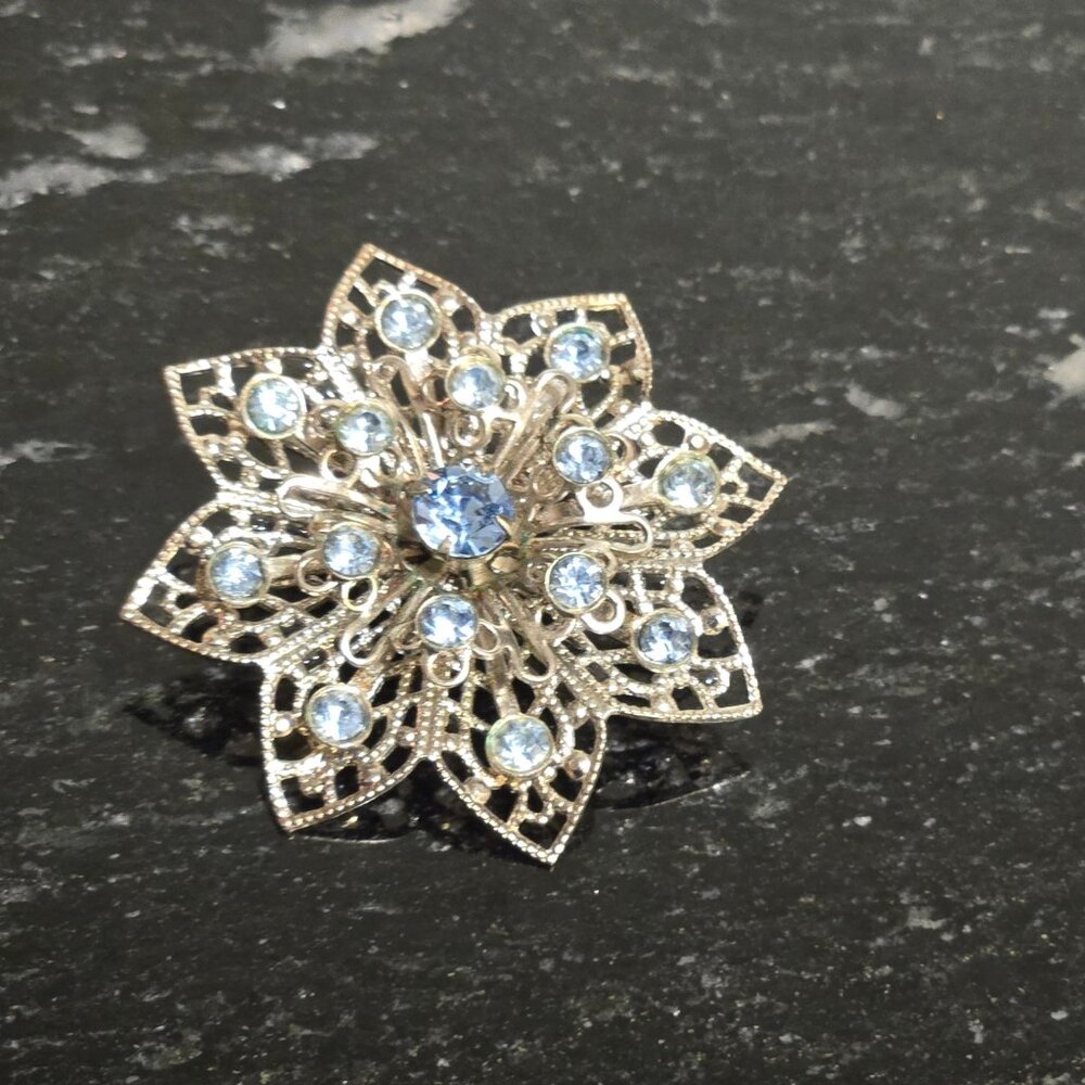 Vintage Blue Rhinestone Flower Brooch Silver Tone Filigree Mid Century - Picture 3 of 10